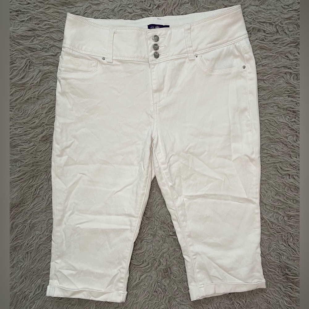 Petite White Capris
